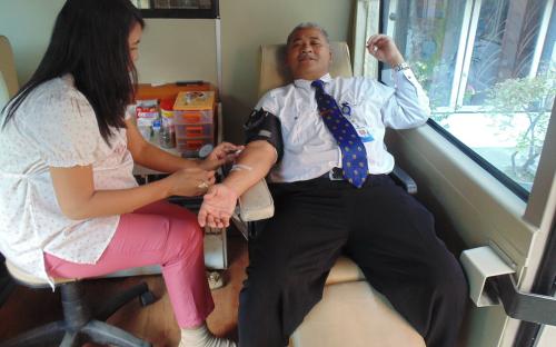 WR III saat mendonorkan darahnya