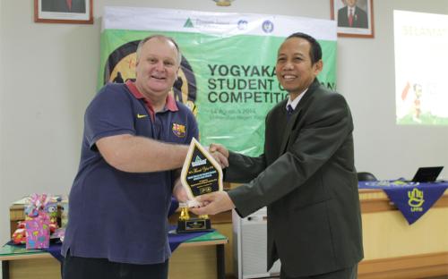 anik ghufron menerima penghargaan