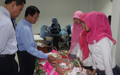 WR 1 didampingi Sekretaris LPPM meninjau stand peserta